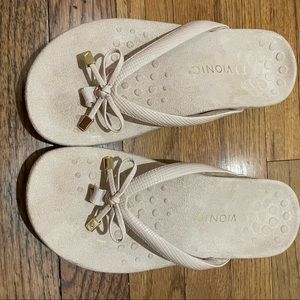 Vionic Bella ii flip flops size 9, light cream color.
